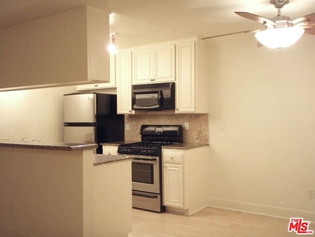 7035 Woodley Ave in Los Angeles, CA - Building Photo - Building Photo