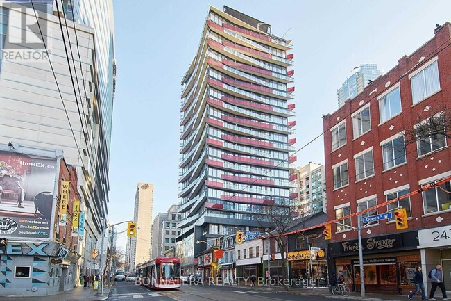 215-2215 Queen St W
