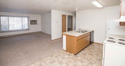 MacArthur Estates in Sioux Falls, SD - Building Photo - Building Photo