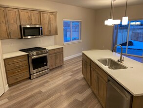 4756-4758 SW Zenith Ave in Redmond, OR - Foto de edificio - Building Photo