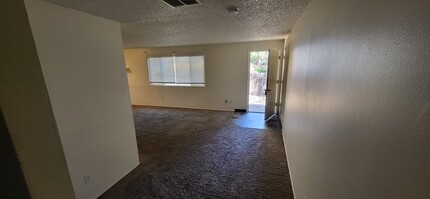 695 SE Centennial St-Unit -A in Bend, OR - Foto de edificio - Building Photo