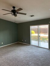 2082 Charlie Chambers Dr in Hanford, CA - Foto de edificio - Building Photo