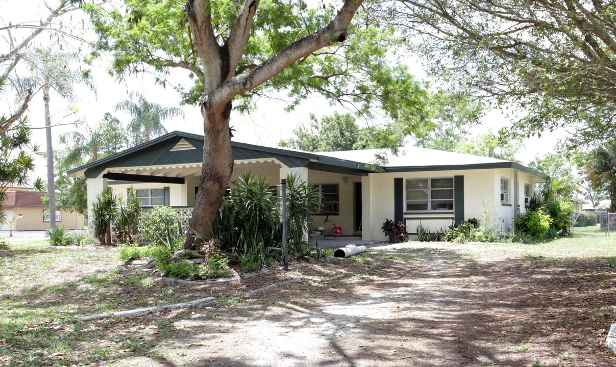 4974 Viceroy St in Cape Coral, FL - Foto de edificio