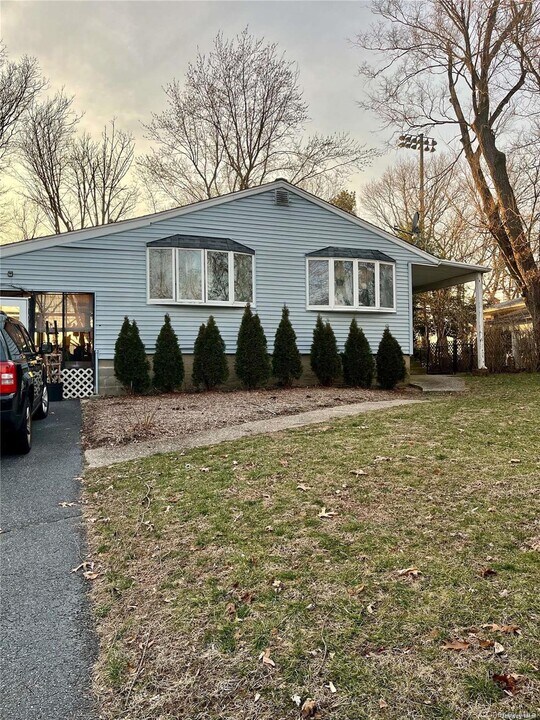 226 Tree Rd in Centereach, NY - Building Photo