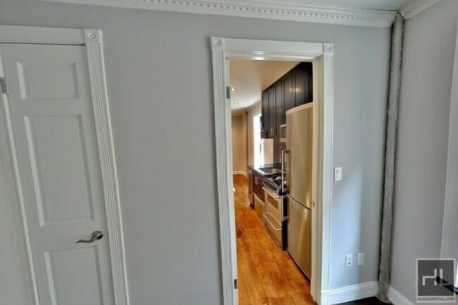 East 106th Street, Unit 21 in New York, NY - Building Photo - Building Photo