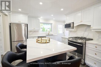 2292 Devon Rd in Oakville, ON - Building Photo - Building Photo