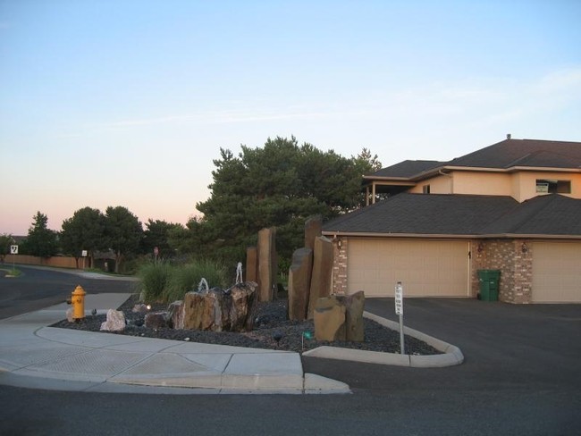 Condominium at Canyon Lakes in Kennewick, WA - Building Photo - Building Photo