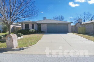 916 Ashmount Ln in Arlington, TX - Building Photo