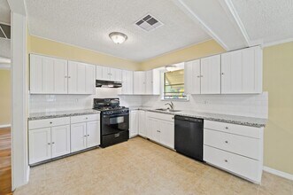 821 Miller St in Angleton, TX - Building Photo - Building Photo