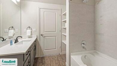 750 Fort Worth Ave, Unit 243 in Dallas, TX - Building Photo - Building Photo