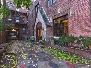 1 Hillside Ave, Unit 1A in Great Neck, NY - Building Photo - Building Photo