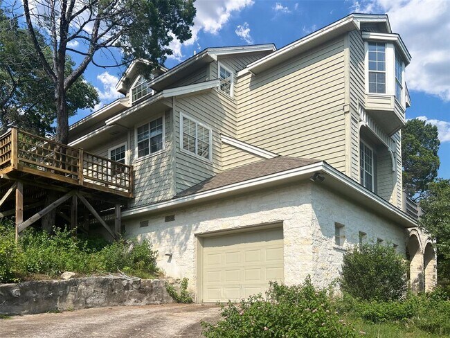 804 Ledgeway E in West Lake Hills, TX - Building Photo - Building Photo