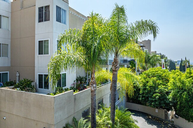 2222 N Beachwood Dr in Los Angeles, CA - Building Photo - Building Photo
