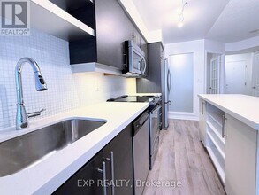 400 Adelaide St E in Toronto, ON - Building Photo - Building Photo
