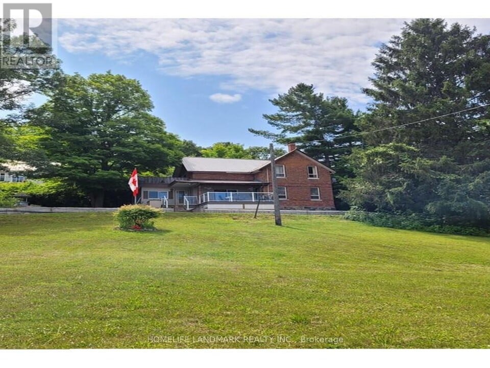 90 Robert St W in Penetanguishene, ON - Building Photo