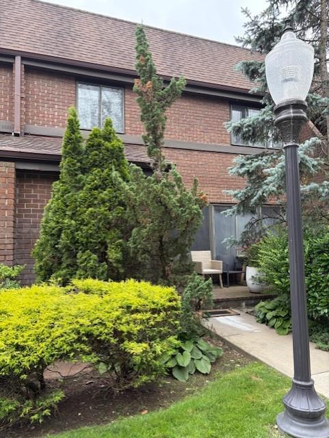 14 Squirrel Hill in Roslyn, NY - Building Photo