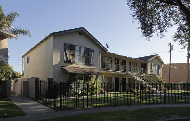 1043 W Porter Ave in Fullerton, CA - Building Photo - Building Photo