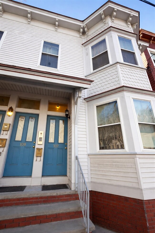 107 2nd St, Unit 1 in Cambridge, MA - Building Photo - Building Photo