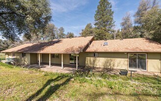 51674 Rd 426 in Oakhurst, CA - Building Photo