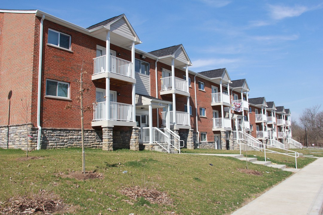 Alston Park in Cincinnati, OH - Building Photo