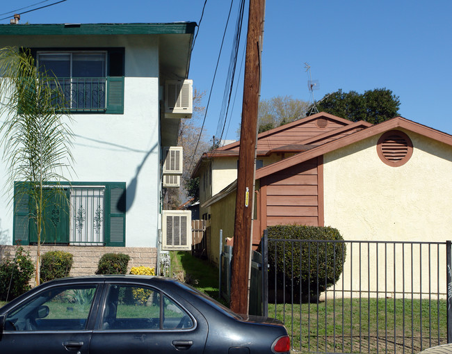 238 W 13th St in San Bernardino, CA - Foto de edificio - Building Photo