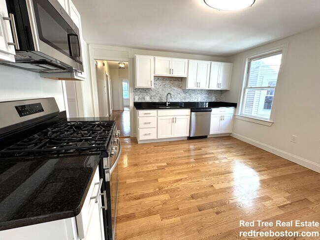 11 E Milton Rd, Unit 2 in Brookline, MA - Building Photo - Building Photo