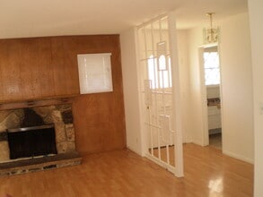 7646 De Soto Ave in Canoga Park, CA - Building Photo - Building Photo
