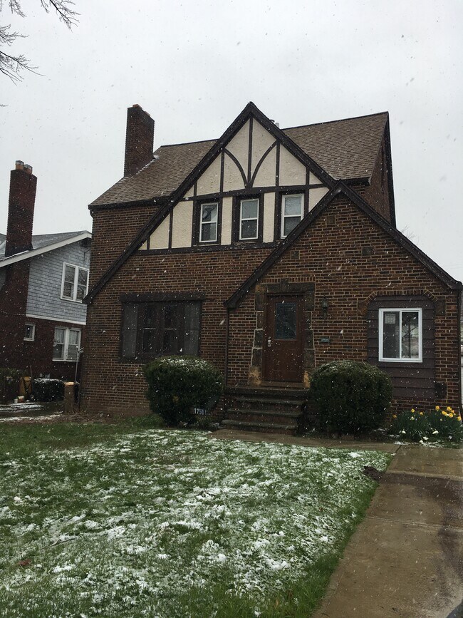 17501 Harland Ave, Unit 2 in Cleveland, OH - Foto de edificio - Building Photo