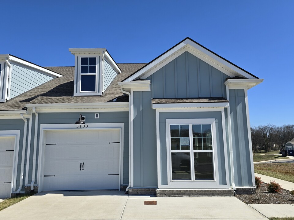 5103 Pace Pk Cir in Columbia, TN - Foto de edificio