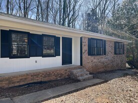 1051 Crooked Creek Rd in Watkinsville, GA - Building Photo