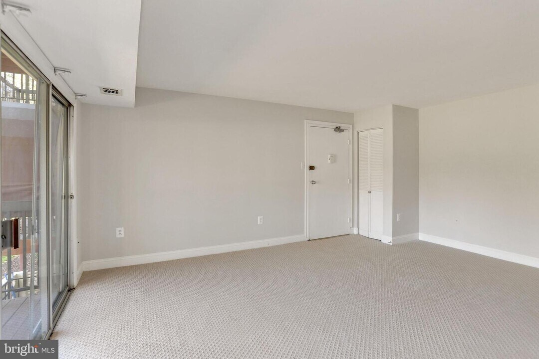 212 Park Terrace Ct SE-Unit -74 in Vienna, VA - Building Photo