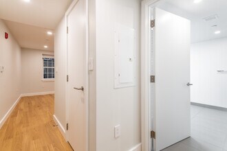 14 Fleet St, Unit 1 in Boston, MA - Foto de edificio - Building Photo