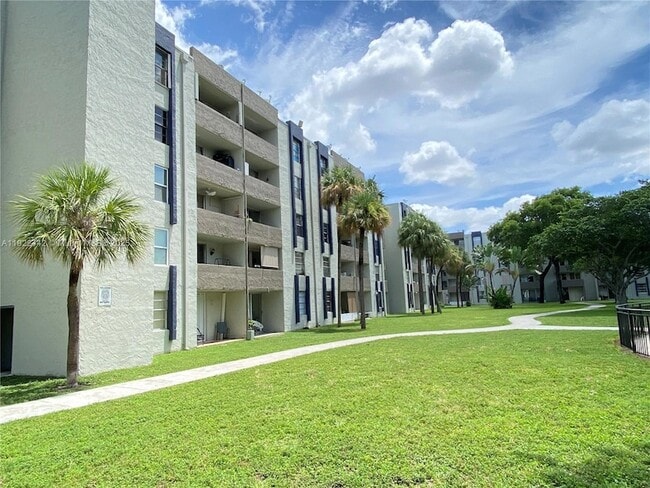 10000 NW 80th Ct, Unit 2528 in Miami Lakes, FL - Foto de edificio - Building Photo