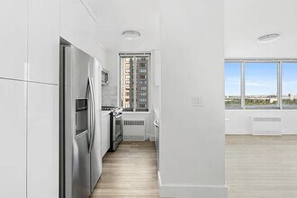 1735 York Ave in New York, NY - Foto de edificio - Building Photo