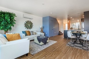 Loma 21 in San Diego, CA - Building Photo