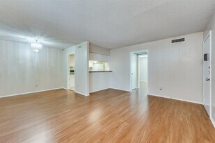 12830 Midway Rd in Dallas, TX - Building Photo