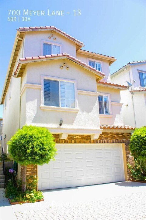 700 Meyer Ln in Redondo Beach, CA - Building Photo