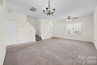 7371 Laurel Valley Rd in Charlotte, NC - Foto de edificio - Building Photo