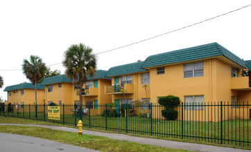 Royal Palm Apartments in Lauderdale Lakes, FL - Building Photo - Building Photo