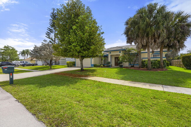 1935 Primrose Ln in Wellington, FL - Building Photo - Building Photo