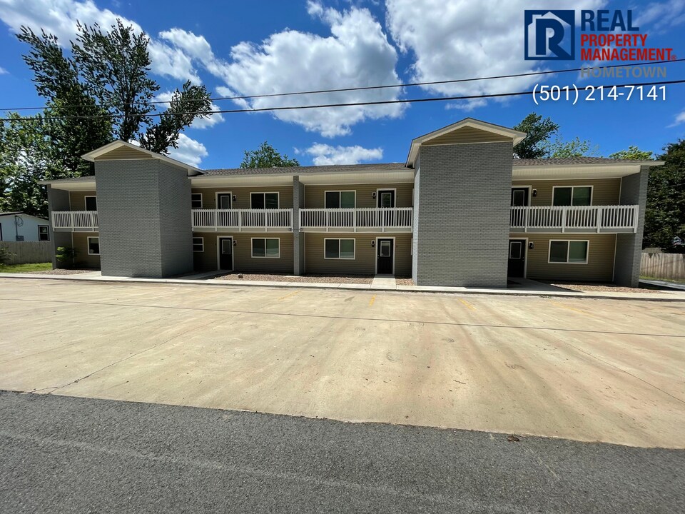 523 E Main St in Cabot, AR - Foto de edificio