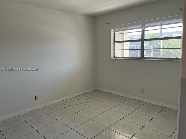220 SW 9th Ave in Hallandale Beach, FL - Building Photo - Building Photo