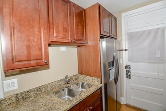 2119 W Ainslie St, Unit J03W in Chicago, IL - Building Photo - Building Photo