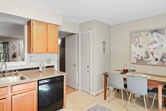 5680 White Dove Ln in Clifton, VA - Foto de edificio - Building Photo