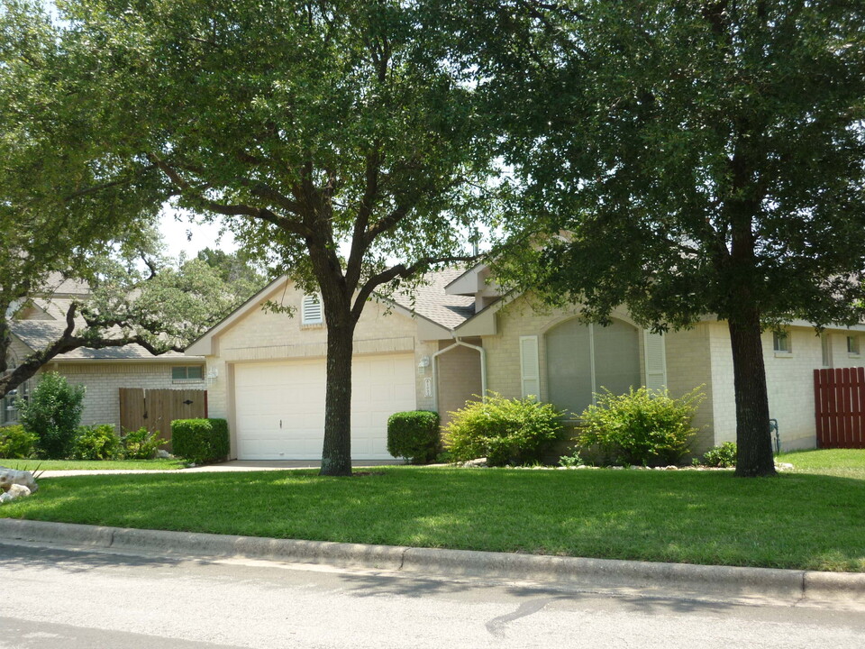 1002 Woodview Dr in Leander, TX - Building Photo