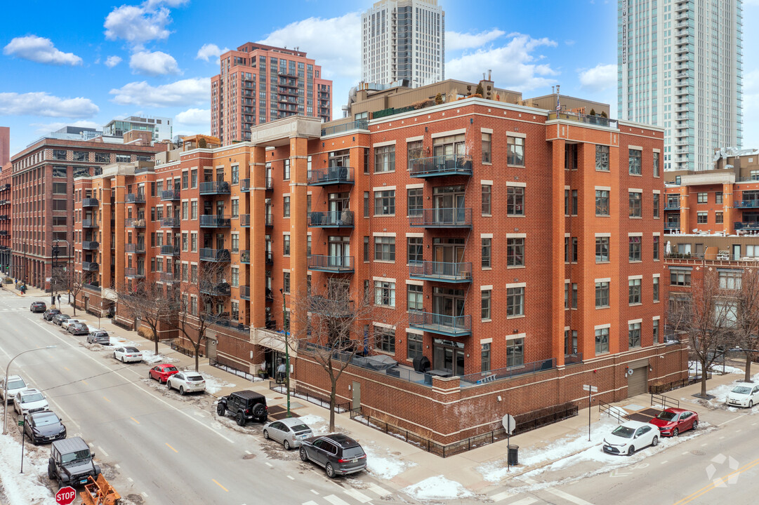 550-560 W Fulton St in Chicago, IL - Building Photo