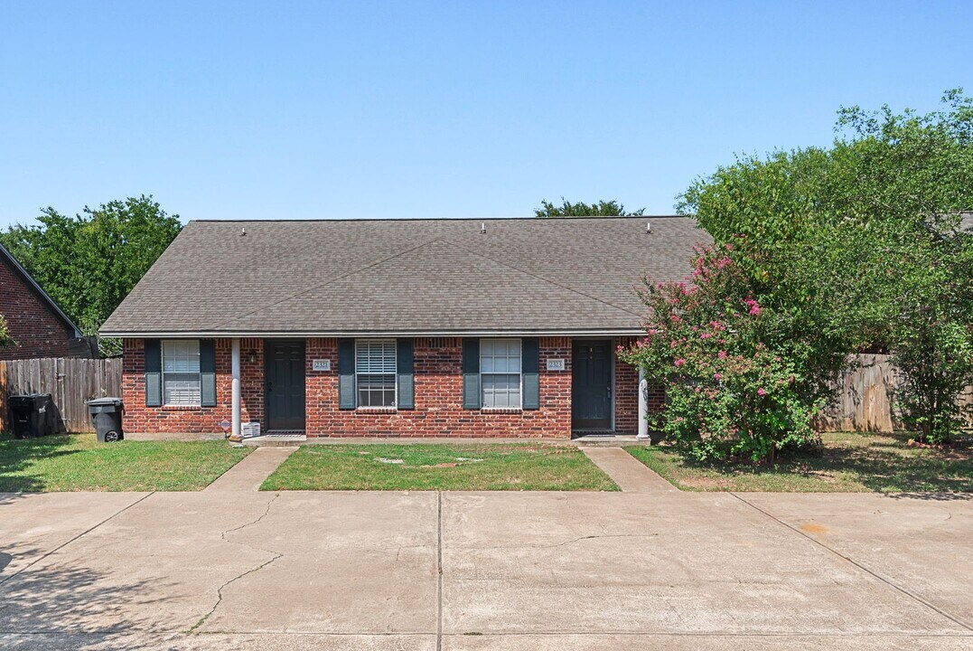 AUGUST PRE-LEASE!!  Cute 2 Bedroom 2 Bathr in College Station, TX - Building Photo
