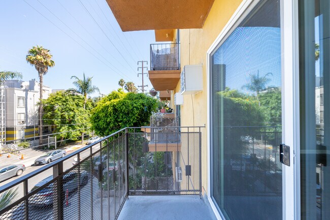 909 Palm Ave in West Hollywood, CA - Foto de edificio - Building Photo