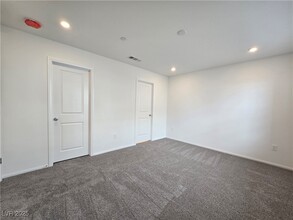 5740 CRENELLATED St in Las Vegas, NV - Building Photo - Building Photo