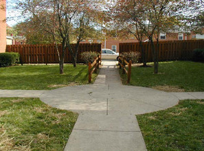 Vendome Courtyard in Cincinnati, OH - Building Photo - Building Photo